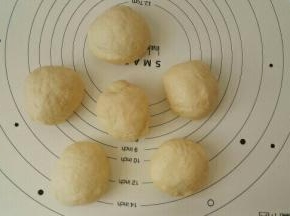 发酵好的面团排气，分成六份，用保鲜膜盖好，醒面15分钟