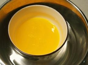 黄油隔水融化，放一旁备用