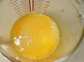用手动打蛋器搅拌到细砂糖融化，不用打发哦