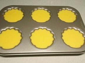 冷藏好的面糊，挤入模具中，刚好6个