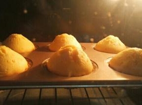 烤箱上下火180℃预热10分钟，放入玛德琳烤18到20分钟，出炉倒扣，学厨的这款不沾模非常好脱模，不用抹油不用撒粉