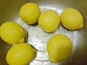 柠檬用盐搓洗干净