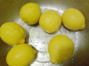 柠檬用盐搓洗干净