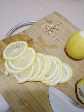 切成薄片，去掉籽