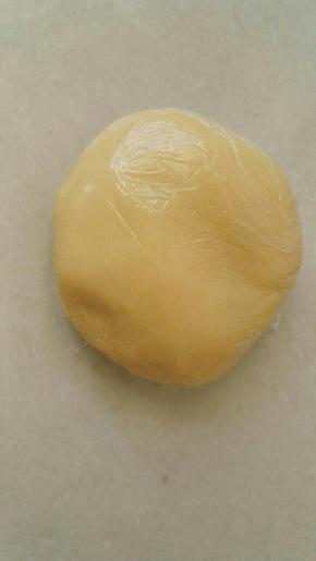油酥材料混合均匀，用保鲜膜包好放一边备用