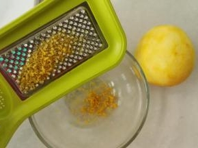 柠檬洗干净，用盐水浸泡10分钟，擦干水份，用刨皮器将外面的那层黄色的皮刨下来，只要黄色部分，白色的部分会有苦味
