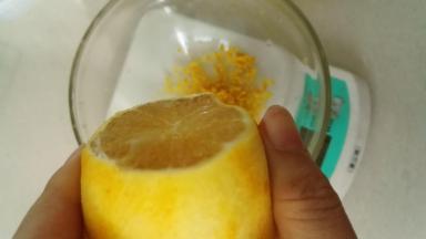 挤15g柠檬汁到皮屑里，手挤过榨汁机榨都可以