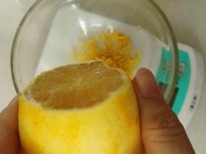 挤15g柠檬汁到皮屑里，手挤过榨汁机榨都可以