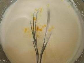 倒入之前准备好了的柠檬汁，换手动打蛋器，快速搅拌均匀