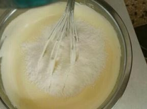 筛入低筋面粉，同样用手动打蛋器快速搅拌均匀，画圈圈都可以的直到看不见白色面粉，没有颗粒就可以了