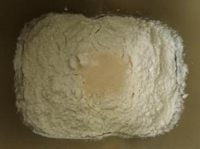称好所有的材料，除黄油外，依次把牛奶、鸡蛋、细砂糖、盐、面粉、酵母按顺序一次放入面包桶里，盐和糖对角放，注意不要让盐直接碰到酵母。启动揉面程序揉到扩展阶段，再加入黄油揉15分钟，这时候面团很光滑了
