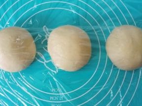 面团均匀的分成3等份滚圆，盖上保鲜膜，松弛15分钟
