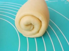 圈数2.5圈为宜，卷好后放入土司模具里，用保鲜膜盖好，烤箱有发酵功能的在烤箱里放碗热水放烤箱里发酵，天气热的话可以室温发酵