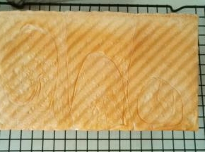 出炉后立刻倒出，在烤架上晾凉