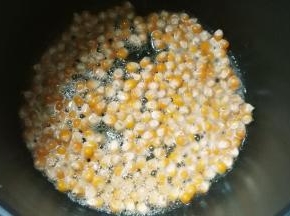 我的锅小，60克玉米粒刚好平铺整个锅底，不要让玉米粒叠起来，叠上面的玉米粒接触不到锅底，怕会爆不开