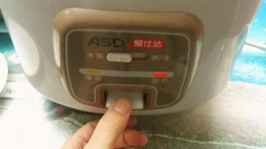 盖上锅盖，当加热键跳到保温键后，用手还按一下，让它跳到加热键还加会热，直到第听到玉米粒爆破的声音后，还按30秒，然后松掉，让它自己在那爆发吧