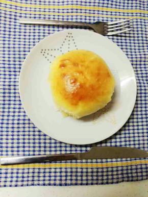 一发好了以后，拿出面团排气后分割6粒，揉成圆，给面团静止30分钟。