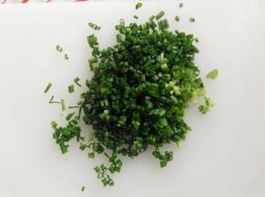 香葱洗净，去掉白色的节段，切成小段的葱粒