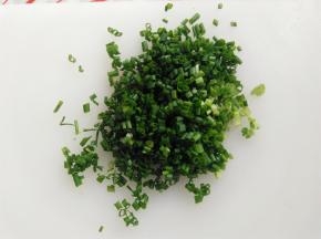 香葱洗净，去掉白色的节段，切成小段的葱粒