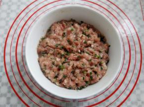 用筷子沿顺时针方向搅拌均匀，肉比较有嚼劲，拌好的肉馅放一边备用