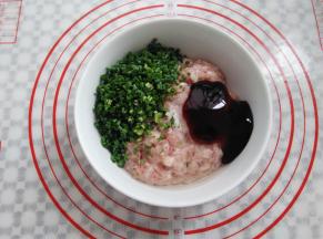 香葱洗净，去掉白色的节段，切成小段的葱粒