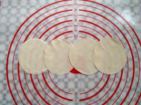 取4张饺子皮从左往右依次叠上