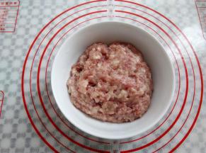 猪肉洗净，去皮切小块剁成肉末，买7分瘦3分肥的猪肉，剁出来的肉末口感比较好