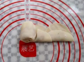 从左边向右卷起来，跟步骤7是反方向的