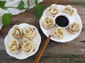 蒸熟后装盘，配上一小碟陈醋或者生抽，简单又美味