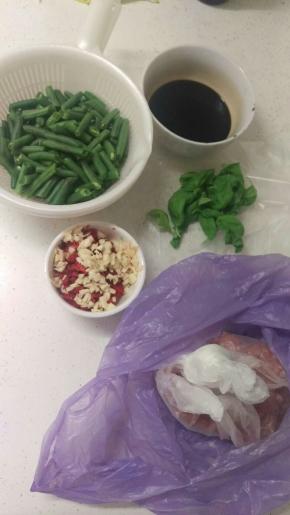 大蒜和辣椒切碎，豆角切2cm长度，洗好罗勒叶，把以上的辅助料全部加在一起搅拌均匀。