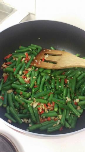 在加入豆角，炒久点。