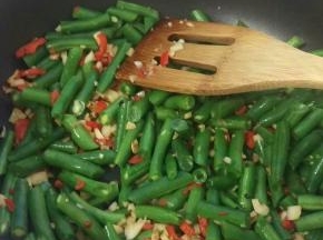 在加入豆角，炒久点。