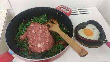 再加入碎肉，开始炒，炒到碎肉半熟。边上可以开始煎鸡蛋咯:）