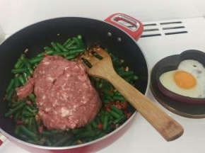 再加入碎肉，开始炒，炒到碎肉半熟。边上可以开始煎鸡蛋咯:）