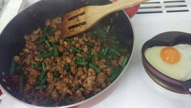 肉半熟后加入之前调好的调料，炒匀。