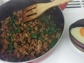 肉半熟后加入之前调好的调料，炒匀。