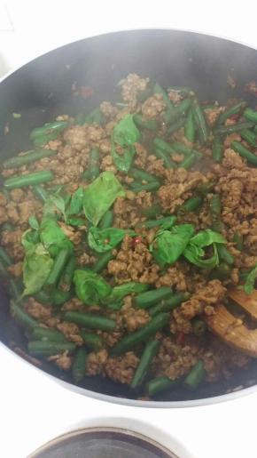 看肉差不多熟了加入罗勒叶继续炒大概3-5分钟，给它入味，就可以关火咯！