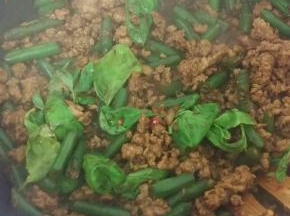 看肉差不多熟了加入罗勒叶继续炒大概3-5分钟，给它入味，就可以关火咯！