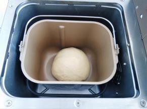 和面完成，很光滑的面团，稍稍整理一下，收圆面团