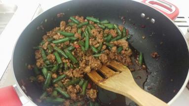 这样就炒好咯！罗勒叶炒了以后会非常小，可能都看不见，但是味道还是会感觉的到哦！美味！可以开吃咯！