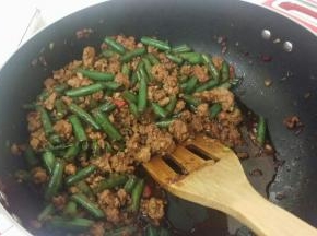 这样就炒好咯！罗勒叶炒了以后会非常小，可能都看不见，但是味道还是会感觉的到哦！美味！可以开吃咯！