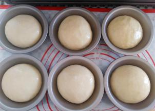 面团发酵完成，取出刷上一层薄薄的蛋液