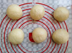 面团依次排气，滚圆，盖上保鲜膜松弛10分钟