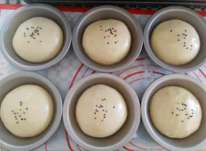 在面团上撒上黑芝麻，撒一点点就够了（如果用白芝麻更好），同时预热烤箱160度