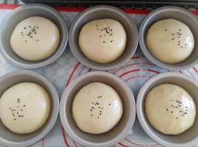 在面团上撒上黑芝麻，撒一点点就够了（如果用白芝麻更好），同时预热烤箱160度