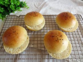 汉堡包从底部1.5CM处切开（现吃现做，别做太多）