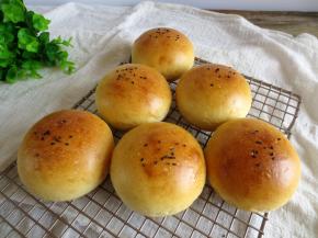 汉堡胚烤熟后取出晾一下水汽