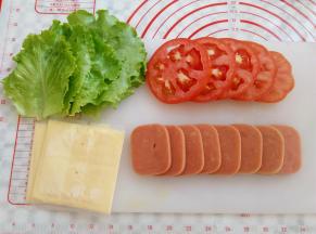 生菜洗干净甩干水，去叶梗，番茄切圆片，即食午餐肉切片