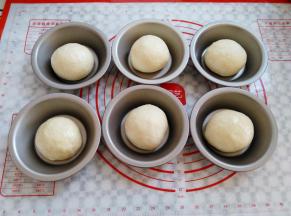 再次滚圆面团，放入模具里（没有圆形模具可以直接放在点了油纸的烤盘上），烤箱内发酵40分钟