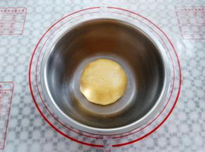 面团混合均匀后用保鲜袋装起来放入冰箱冷藏30分钟以上